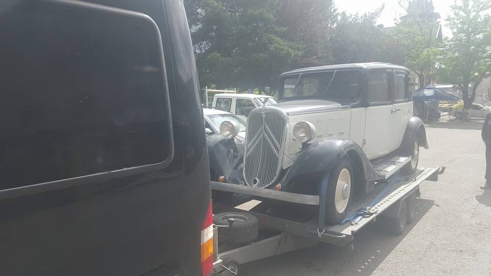 Transport auto de epocă pe platformă