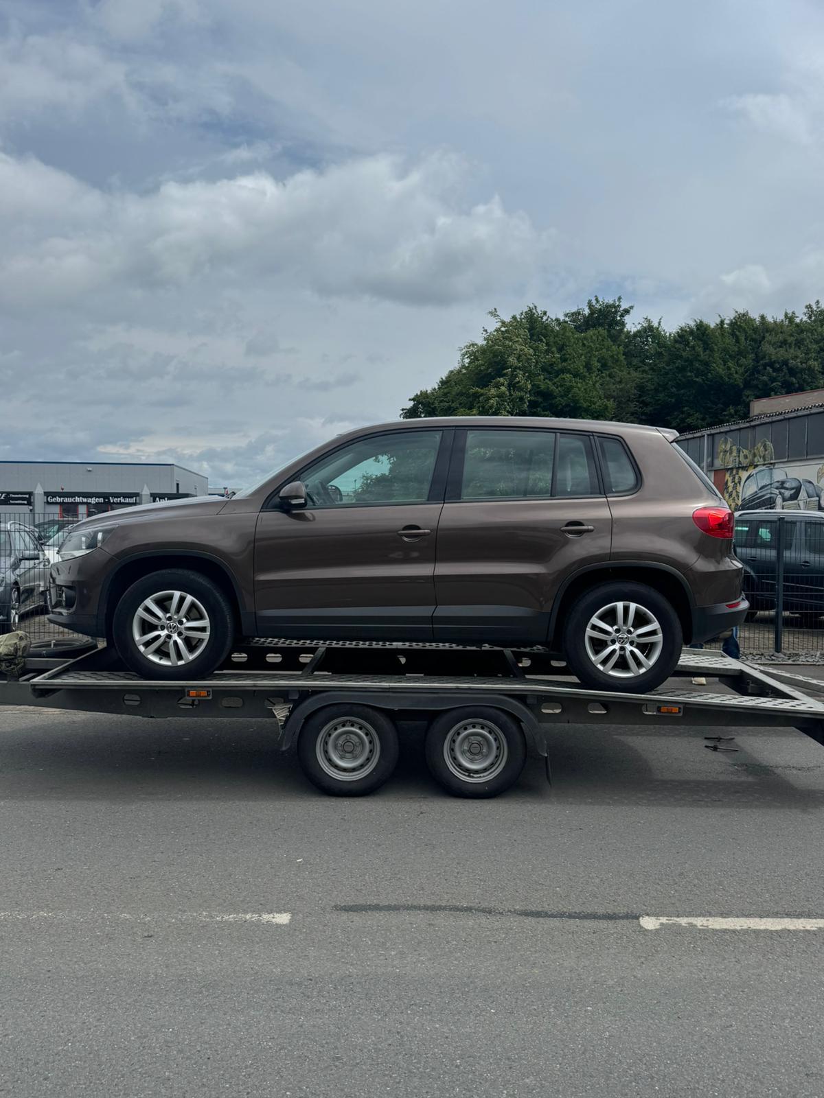 Transport Volkswagen Tiguan pe platformă